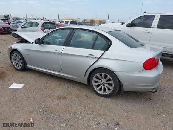 2011 BMW 3 Series 328i with VIN WBAPH7C50BE682372, listed as a IAAI auction lot 41756005 with 1 mi miles. Bid and sale history available at carsss.com. Image 3.