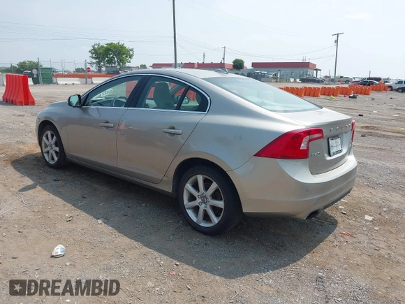 2016 Volvo S60 T5 Premier z VIN YV1612TK4G1394049, wystawiony jako IAAI lot #42491627 z przebiegiem 80 954 mil mil oraz . Historia ofert i sprzedaży dostępna na DreamBid. Obrazek 3.