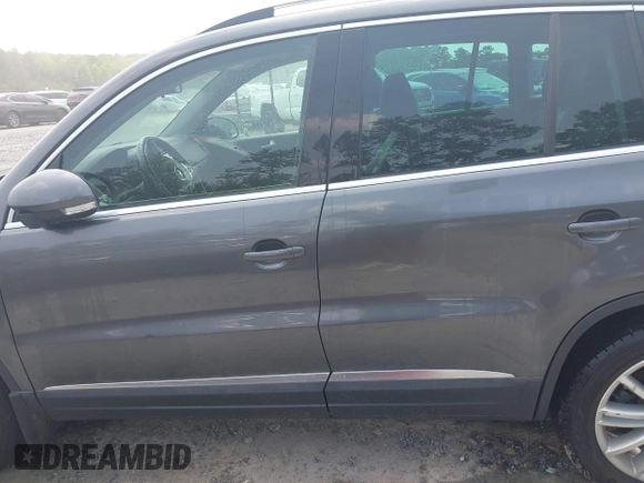 2014 Volkswagen Tiguan SE z VIN WVGAV3AX0EW576108, wystawiony jako IAAI lot #42405804 z przebiegiem 117 530 mil mil oraz . Historia ofert i sprzedaży dostępna na DreamBid. Obrazek 14.