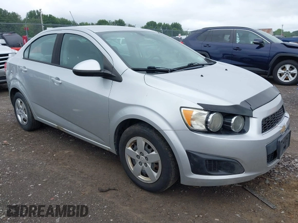 2015 Chevrolet Sonic LS z VIN 1G1JA5SH0F4115600, wystawiony jako IAAI lot #42693028 z przebiegiem 129 411 mil mil oraz . Historia ofert i sprzedaży dostępna na DreamBid. Obrazek 1.