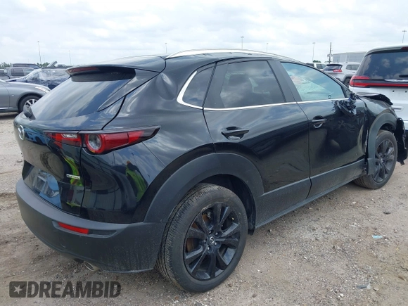 2024 Mazda CX-30 S Select Sport z VIN 3MVDMBBMXRM697784, wystawiony jako IAAI lot #42290201 z przebiegiem 17 040 mil mil oraz . Historia ofert i sprzedaży dostępna na DreamBid. Obrazek 4.