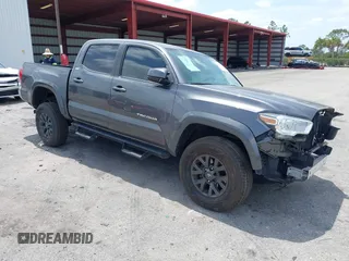 2020 Toyota Tacoma SR5 z VIN 5TFAZ5CN4LX091283, wystawiony jako IAAI lot #42076014 z przebiegiem 61 246 mil mil oraz . Historia ofert i sprzedaży dostępna na DreamBid. Obrazek 1.