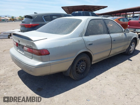 1998 Toyota Camry LE z VIN JT2BG22K8W0113985, wystawiony jako IAAI lot #42321418 z przebiegiem 277 270 mil mil oraz . Historia ofert i sprzedaży dostępna na DreamBid. Obrazek 4.