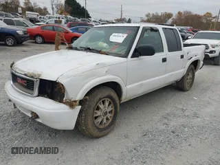 2002 GMC Sonoma SLS with VIN 1GTDT13W92K118425, listed as a IAAI auction lot 40692470 with Not Provided miles. Bid and sale history available at carsss.com. Image 2.