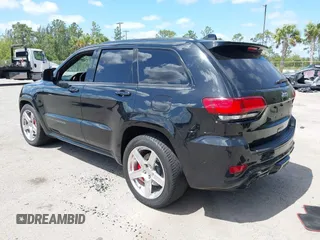 2017 Jeep Grand Cherokee SRT z VIN 1C4RJFDJ8HC653924, wystawiony jako IAAI lot #42108099 z przebiegiem 61 560 mil mil oraz . Historia ofert i sprzedaży dostępna na DreamBid. Obrazek 3.