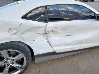 2010 Chevrolet Camaro 2SS z VIN 2G1FK1EJ7A9181786, wystawiony jako Copart lot #55689675 z przebiegiem 84 553 mil mil oraz Szkody całkowita. Historia ofert i sprzedaży dostępna na DreamBid. Obrazek 10.