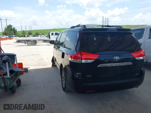 2014 Toyota Sienna XLE z VIN 5TDYK3DC2ES423847, wystawiony jako IAAI lot #40001988 z przebiegiem 130 731 mil mil oraz . Historia ofert i sprzedaży dostępna na DreamBid. Obrazek 3.