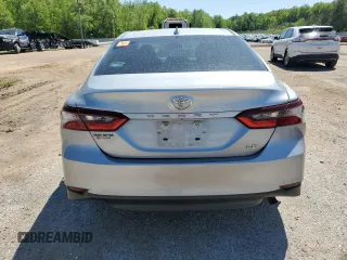 2024 Toyota Camry LE z VIN 4T1C11AK8RU261202, wystawiony jako Copart lot #53353235 z przebiegiem 22 487 mil mil oraz Szkoda całkowita • Salvage title. Historia ofert i sprzedaży dostępna na DreamBid. Obrazek 6.
