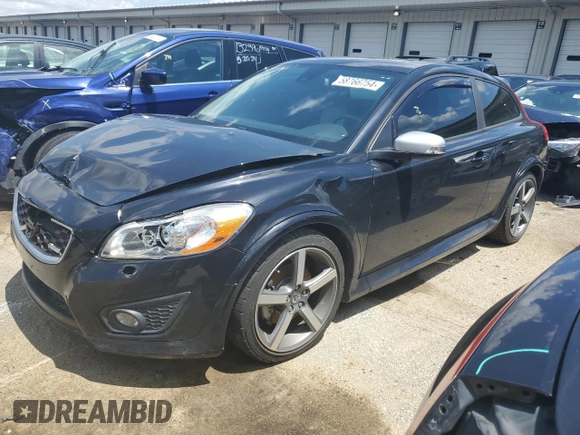 2013 Volvo C30 T5 z VIN YV1672MK5D2309013, wystawiony jako Copart lot #58766754 z przebiegiem 106 960 mil mil oraz Szkody całkowita. Historia ofert i sprzedaży dostępna na DreamBid. Obrazek 1.