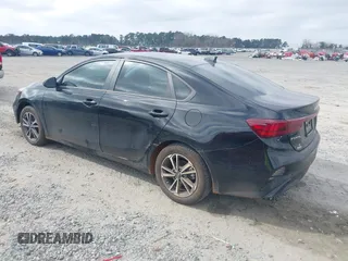 2023 Kia Forte LXS z VIN 3KPF24AD4PE627976, wystawiony jako IAAI lot #41540833 z przebiegiem 18 748 mil mil oraz . Historia ofert i sprzedaży dostępna na DreamBid. Obrazek 3.