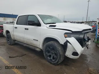 2025 Ram 1500 Big Horn z VIN 1C6RRFFG9SN575912, wystawiony jako Copart lot #47302575 z przebiegiem 12 559 mil mil oraz Czysty tytuł • Clean title. Historia ofert i sprzedaży dostępna na DreamBid. Obrazek 4.