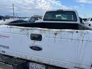 2015 Ford F-250 Lariat z VIN 1FT7W2B61FEB96343, wystawiony jako IAAI lot #42260239 z przebiegiem 171 392 mil mil oraz . Historia ofert i sprzedaży dostępna na DreamBid. Obrazek 4.