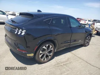 2022 Ford Mustang Mach-E Premium z VIN 3FMTK3R7XNMA24055, wystawiony jako Copart lot #62717525 z przebiegiem 25 079 mil mil oraz Szkoda całkowita • Salvage title. Historia ofert i sprzedaży dostępna na DreamBid. Obrazek 3.
