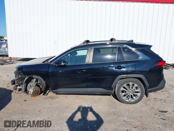 2021 Toyota RAV4 XLE Premium z VIN 2T3C1RFVXMW105387, wystawiony jako IAAI lot #42238526 z przebiegiem 58 627 mil mil oraz . Historia ofert i sprzedaży dostępna na DreamBid. Obrazek 14.