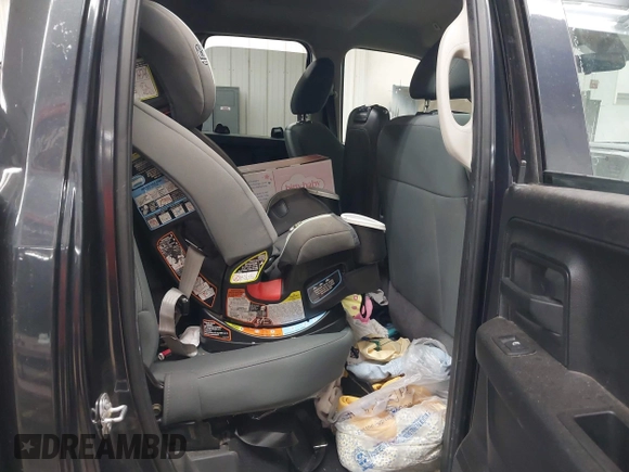 2018 Ram 1500 Express z VIN 1C6RR7FG3JS345868, wystawiony jako IAAI lot #41776664 z przebiegiem 57 913 mil mil oraz . Historia ofert i sprzedaży dostępna na DreamBid. Obrazek 8.