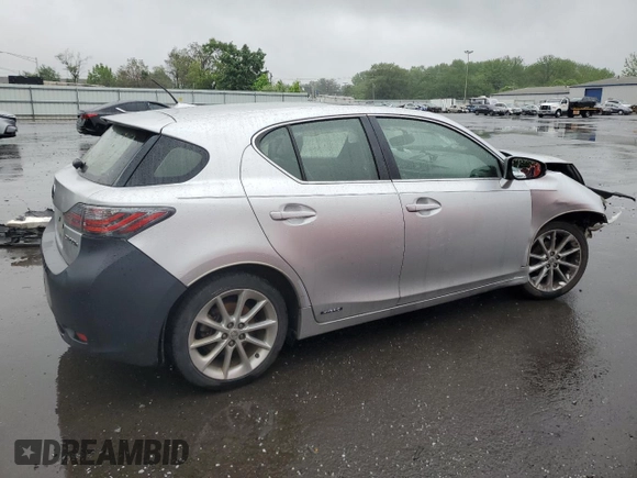 2013 Lexus CT 200h z VIN JTHKD5BH2D2137592, wystawiony jako Copart lot #56571025 z przebiegiem 304 454 mil mil oraz Szkody całkowita. Historia ofert i sprzedaży dostępna na DreamBid. Obrazek 3.