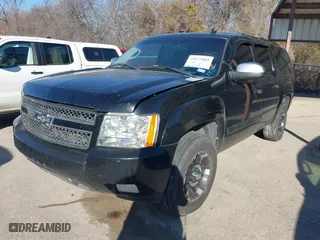 2007 Chevrolet Suburban LT with VIN 3GNFC16077G301103, listed as a IAAI auction lot 41673885 with 196,962 mi miles. Bid and sale history available at carsss.com. Image 2.