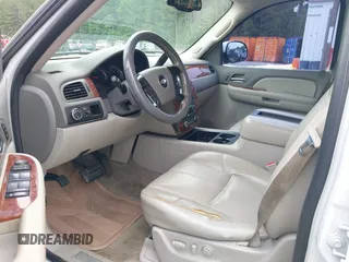 2008 Chevrolet Suburban LTZ z VIN 1GNFC16098J220975, wystawiony jako IAAI lot #42340341 z przebiegiem 301 534 mil mil oraz . Historia ofert i sprzedaży dostępna na DreamBid. Obrazek 5.