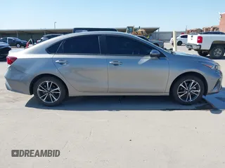 2023 Kia Forte LXS z VIN 3KPF24AD1PE592622, wystawiony jako IAAI lot #42011998 z przebiegiem 20 746 mil mil oraz . Historia ofert i sprzedaży dostępna na DreamBid. Obrazek 13.