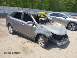 2014 Kia Sorento LX z VIN 5XYKT3A65EG486679, wystawiony jako IAAI lot #42042630 z przebiegiem Nie podano mil oraz . Historia ofert i sprzedaży dostępna na DreamBid. Obrazek 1.