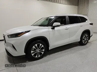 2024 Toyota Highlander LE z VIN 5TDKDRAH5RS054524, wystawiony jako Copart lot #57599715 z przebiegiem 20 609 mil mil oraz Czysty tytuł • Clean title. Historia ofert i sprzedaży dostępna na DreamBid. Obrazek 1.