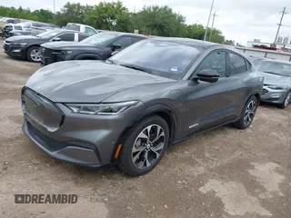 2023 Ford Mustang Mach-E Premium z VIN 3FMTK3SUXPMA84646, wystawiony jako IAAI lot #42202748 z przebiegiem 19 480 mil mil oraz . Historia ofert i sprzedaży dostępna na DreamBid. Obrazek 20.