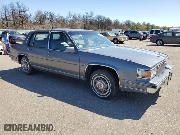 1986 Cadillac DeVille z VIN 1G6CD6984G4341470, wystawiony jako Copart lot #52592805 z przebiegiem 24 359 mil mil oraz Czysty tytuł • Clean title. Historia ofert i sprzedaży dostępna na DreamBid. Obrazek 4.