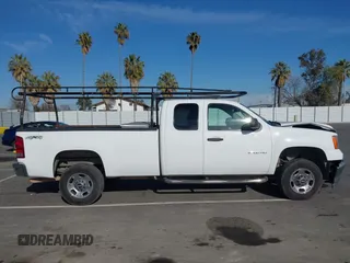 2011 GMC Sierra 2500HD Work Truck z VIN 1GT22ZCGXBZ155590, wystawiony jako IAAI lot #41712199 z przebiegiem 338 205 mil mil oraz . Historia ofert i sprzedaży dostępna na DreamBid. Obrazek 14.