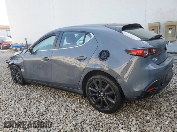2024 Mazda 3 S Carbon Edition z VIN JM1BPBLM5R1709674, wystawiony jako Copart lot #62645125 z przebiegiem Nie podano mil oraz Nie do naprawy • Non repairable. Historia ofert i sprzedaży dostępna na DreamBid. Obrazek 2.