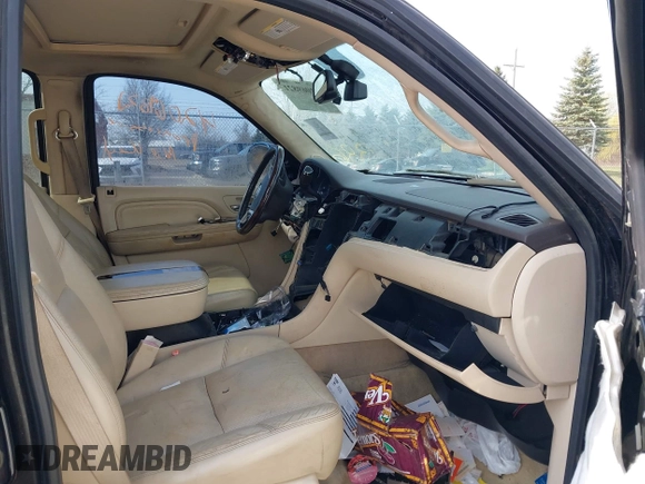 2008 Cadillac Escalade z VIN 1GYFK63828R141386, wystawiony jako IAAI lot #42069821 z przebiegiem Nie podano mil oraz . Historia ofert i sprzedaży dostępna na DreamBid. Obrazek 5.