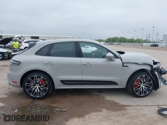 2022 Porsche Macan Turbo z VIN WP1AF2A53NLB31162, wystawiony jako IAAI lot #41902026 z przebiegiem 24 714 mil mil oraz . Historia ofert i sprzedaży dostępna na DreamBid. Obrazek 14.