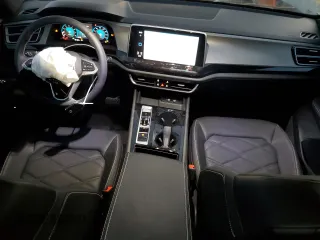 2024 Volkswagen Atlas SE z VIN 1V2WE2CA7RC256058, wystawiony jako Copart lot #48243165 z przebiegiem 2 227 mil mil oraz Szkoda całkowita • Salvage title. Historia ofert i sprzedaży dostępna na DreamBid. Obrazek 8.