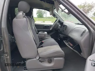2003 Ford F-150 XL z VIN 2FTRX18W33CA38143, wystawiony jako IAAI lot #42452285 z przebiegiem 134 334 mil mil oraz . Historia ofert i sprzedaży dostępna na DreamBid. Obrazek 5.