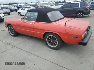 1975 Alfa Romeo Spider z VIN AR3047546, wystawiony jako Copart lot #74561034 z przebiegiem 59 884 mil mil oraz Szkoda całkowita • Salvage title. Historia ofert i sprzedaży dostępna na DreamBid. Obrazek 2.