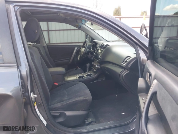 2010 Toyota Highlander Sport with VIN 5TDEK3EH1AS005738, listed as a IAAI auction lot 42028866 with 216,014 mi miles. Bid and sale history available at carsss.com. Image 5.
