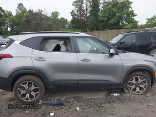 2021 Kia Seltos EX z VIN KNDERCAAXM7152773, wystawiony jako IAAI lot #42358182 z przebiegiem 49 120 mil mil oraz . Historia ofert i sprzedaży dostępna na DreamBid. Obrazek 14.