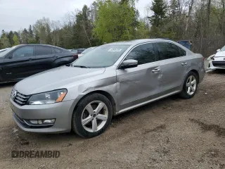 2013 Volkswagen Passat SE z VIN 1VWBN7A35DC015171, wystawiony jako Copart lot #55895705 z przebiegiem 312 552 mil mil oraz Czysty tytuł • Clean title. Historia ofert i sprzedaży dostępna na DreamBid. Obrazek 1.