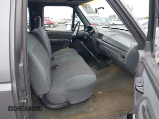 1993 Ford F-250 z VIN 1FTHX26G9PKB42392, wystawiony jako IAAI lot #42320912 z przebiegiem Nie podano mil oraz . Historia ofert i sprzedaży dostępna na DreamBid. Obrazek 5.