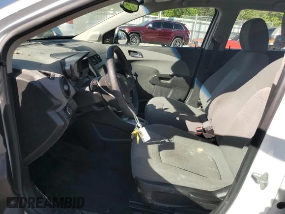 2012 Chevrolet Sonic LS z VIN 1G1JA6SH5C4208565, wystawiony jako Copart lot #56193405 z przebiegiem 53 236 mil mil oraz Szkoda całkowita • Salvage title. Historia ofert i sprzedaży dostępna na DreamBid. Obrazek 7.
