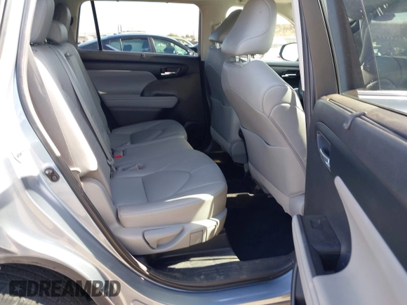 2021 Toyota Highlander XLE with VIN 5TDHZRBH2MS124631, listed as a IAAI auction lot 42660410 with 84,306 mi miles and . Bid and sale history available at DreamBid. Image 8.