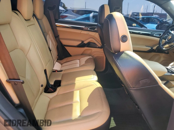 2016 Porsche Cayenne z VIN WP1AA2A22GKA08076, wystawiony jako Copart lot #55059565 z przebiegiem 71 521 mil mil oraz Szkoda całkowita • Salvage title. Historia ofert i sprzedaży dostępna na DreamBid. Obrazek 11.
