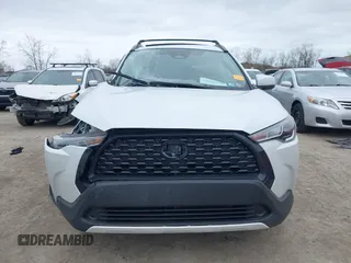 2024 Toyota Corolla Cross LE z VIN 7MUBAABG2RV103930, wystawiony jako IAAI lot #42051280 z przebiegiem 27 541 mil mil oraz . Historia ofert i sprzedaży dostępna na DreamBid. Obrazek 13.