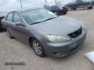 2006 Toyota Camry STD z VIN 4T1BE32K56U641667, wystawiony jako IAAI lot #42040842 z przebiegiem 229 015 mil mil oraz . Historia ofert i sprzedaży dostępna na DreamBid. Obrazek 1.