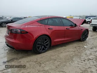 2024 Tesla Model S z VIN 5YJSA1E52RF537354, wystawiony jako Copart lot #43077365 z przebiegiem 8 934 mil mil oraz Szkoda całkowita • Salvage title. Historia ofert i sprzedaży dostępna na DreamBid. Obrazek 3.