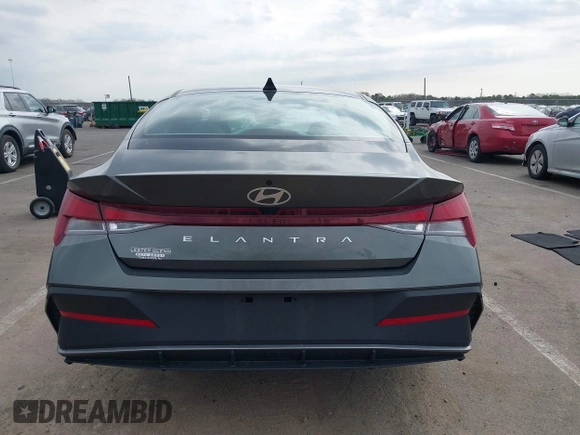 2024 Hyundai Elantra SEL z VIN KMHLM4DG9RU784034, wystawiony jako IAAI lot #41768840 z przebiegiem 8 606 mil mil oraz . Historia ofert i sprzedaży dostępna na DreamBid. Obrazek 16.
