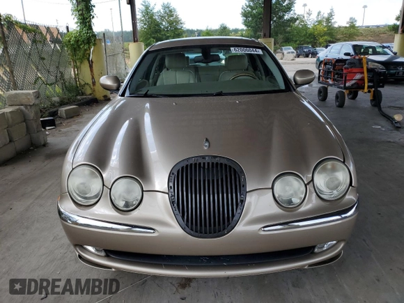2003 Jaguar S-Type z VIN SAJEA01U53HM58399, wystawiony jako Copart lot #62006044 z przebiegiem 86 841 mil mil oraz Szkoda całkowita • Salvage title. Historia ofert i sprzedaży dostępna na DreamBid. Obrazek 5.