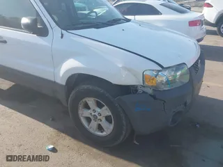 2005 Ford Escape XLT with VIN 1FMYU93175KE47383, listed as a IAAI auction lot 41967643 with 153,036 mi miles. Bid and sale history available at carsss.com. Image 6.