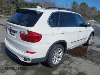 2013 BMW X5 xDrive35i z VIN 5UXZV4C5XD0B10732, wystawiony jako IAAI lot #41576548 z przebiegiem 131 237 mil mil oraz . Historia ofert i sprzedaży dostępna na DreamBid. Obrazek 4.