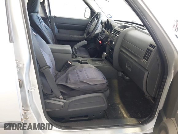 2007 Dodge Nitro SXT z VIN 1D8GT28K17W615978, wystawiony jako IAAI lot #41955211 z przebiegiem 142 741 mil mil oraz . Historia ofert i sprzedaży dostępna na DreamBid. Obrazek 5.