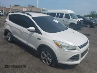 2013 Ford Escape SE z VIN 1FMCU9GXXDUD82847, wystawiony jako IAAI lot #42436360 z przebiegiem 142 071 mil mil oraz . Historia ofert i sprzedaży dostępna na DreamBid. Obrazek 1.